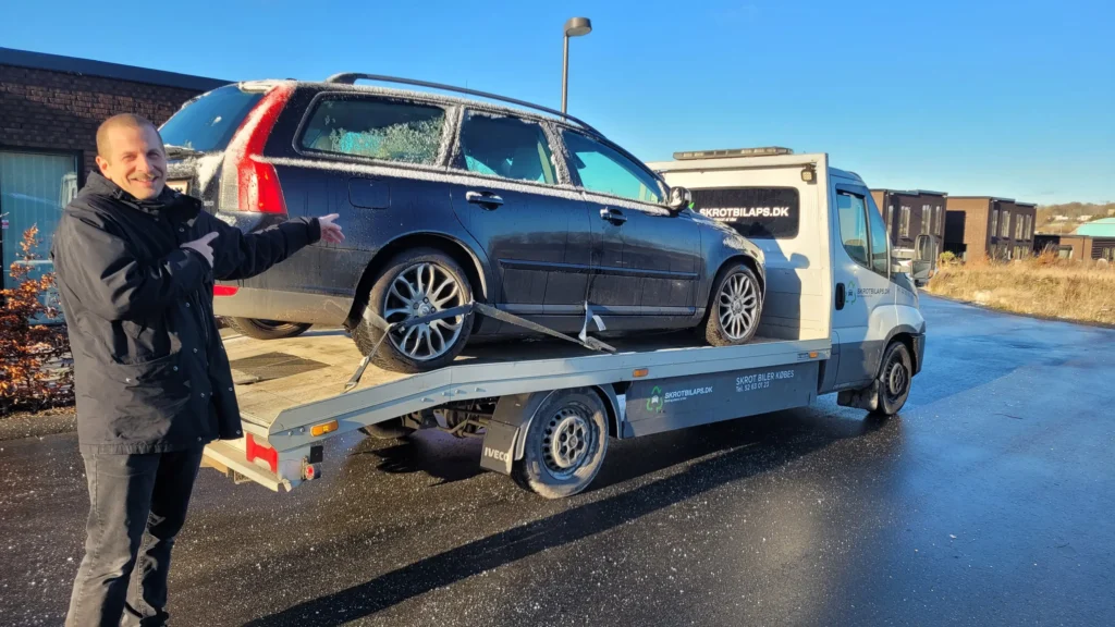 Volvo stationcar på Skrotbil ApS' ladvogn