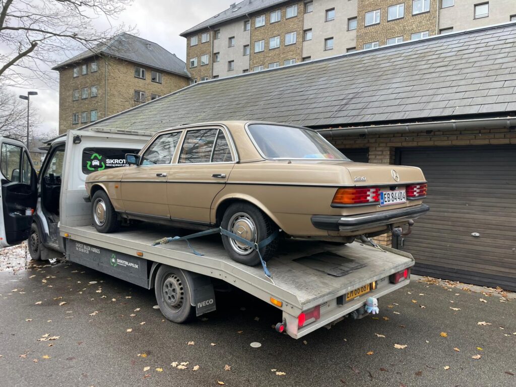 Ældre Mercedes på ladvognen fra Skrotbil ApS