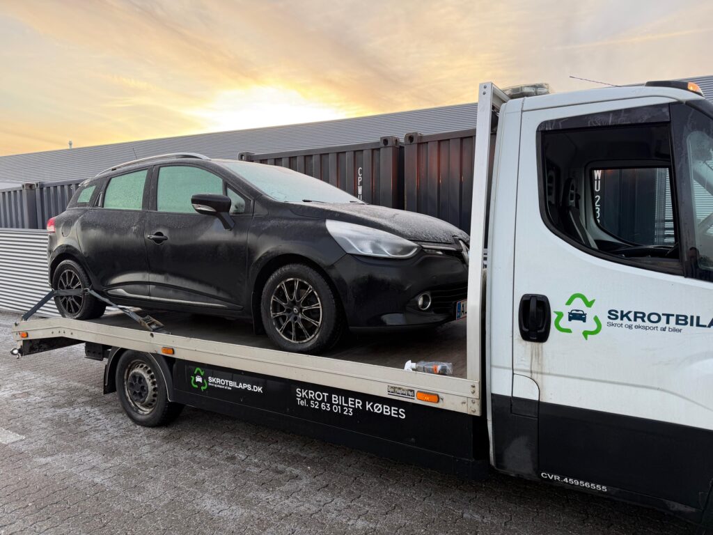 Renault Clio hentet til skrot ved solnedgang