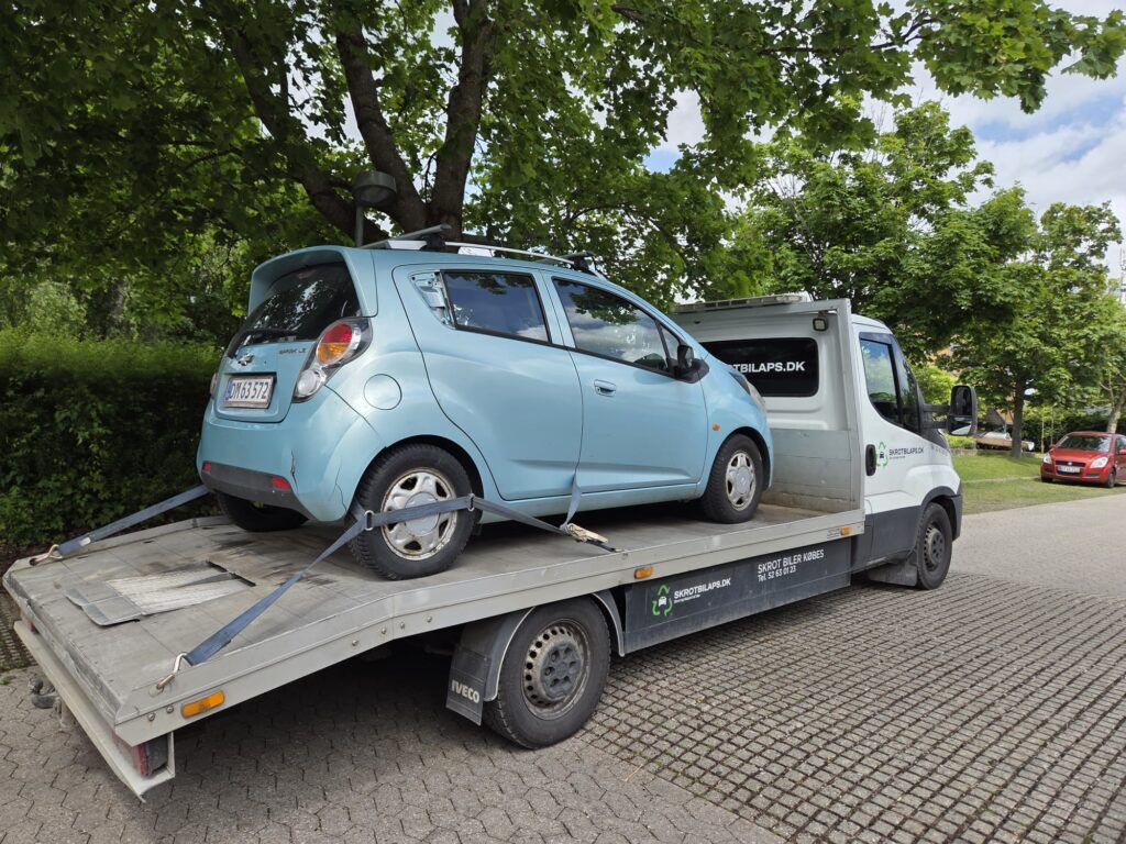Chevrolet Spark på Skrotbil ApS' ladvogn
