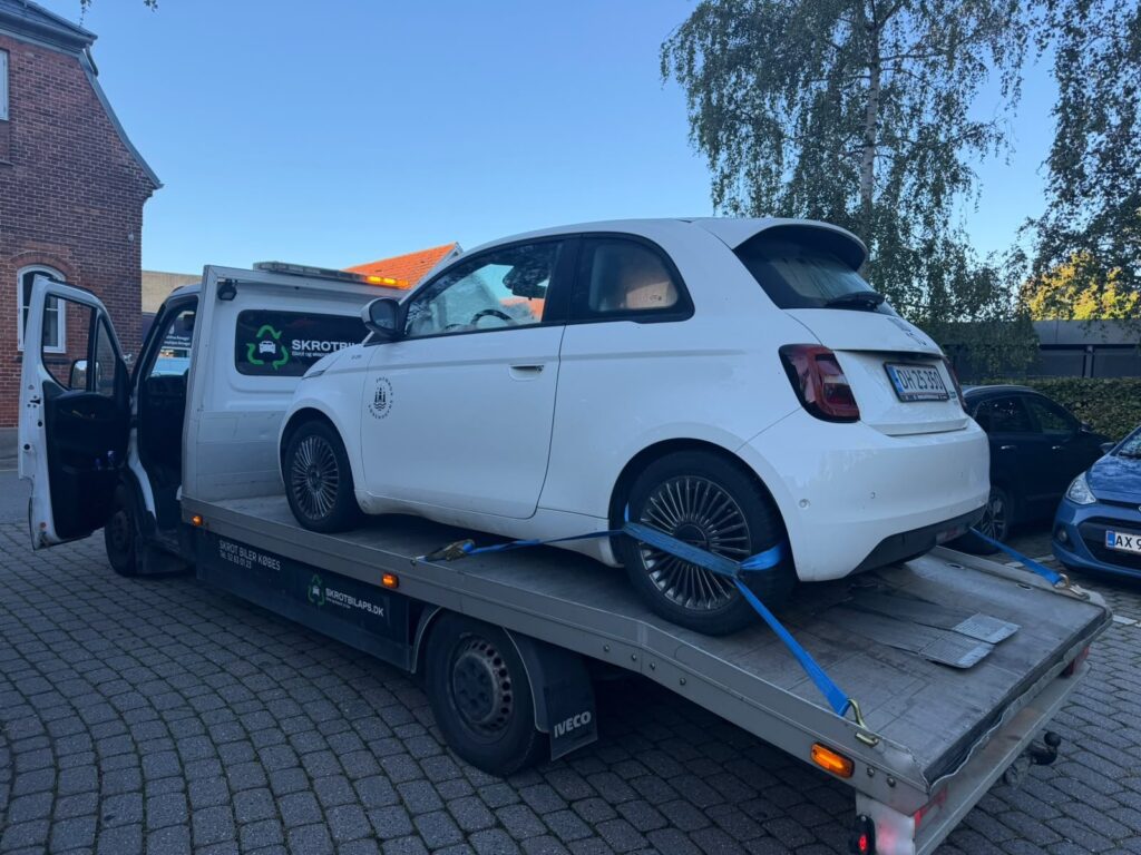 Fiat 500 afhentet på Skrotbil ApS' ladvogn
