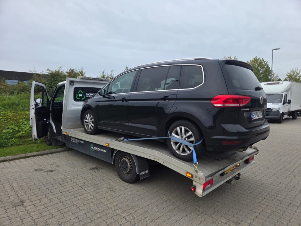VW Touran afhentet af Skrotbil ApS